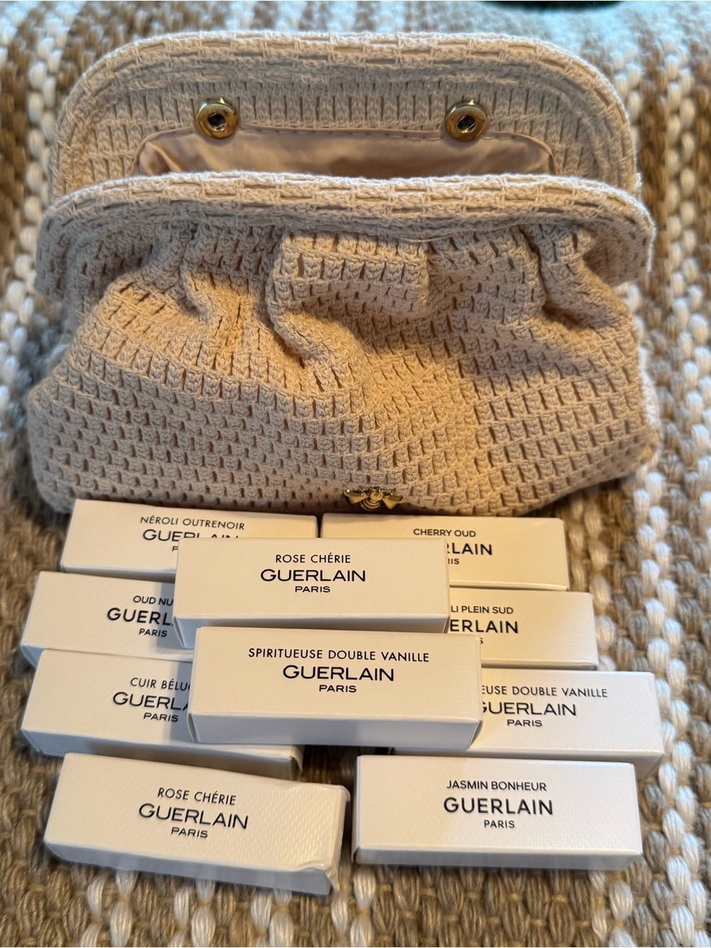 GUERLAIN white and beige sample gift set with woven beige clutch - Picture 2 of 5